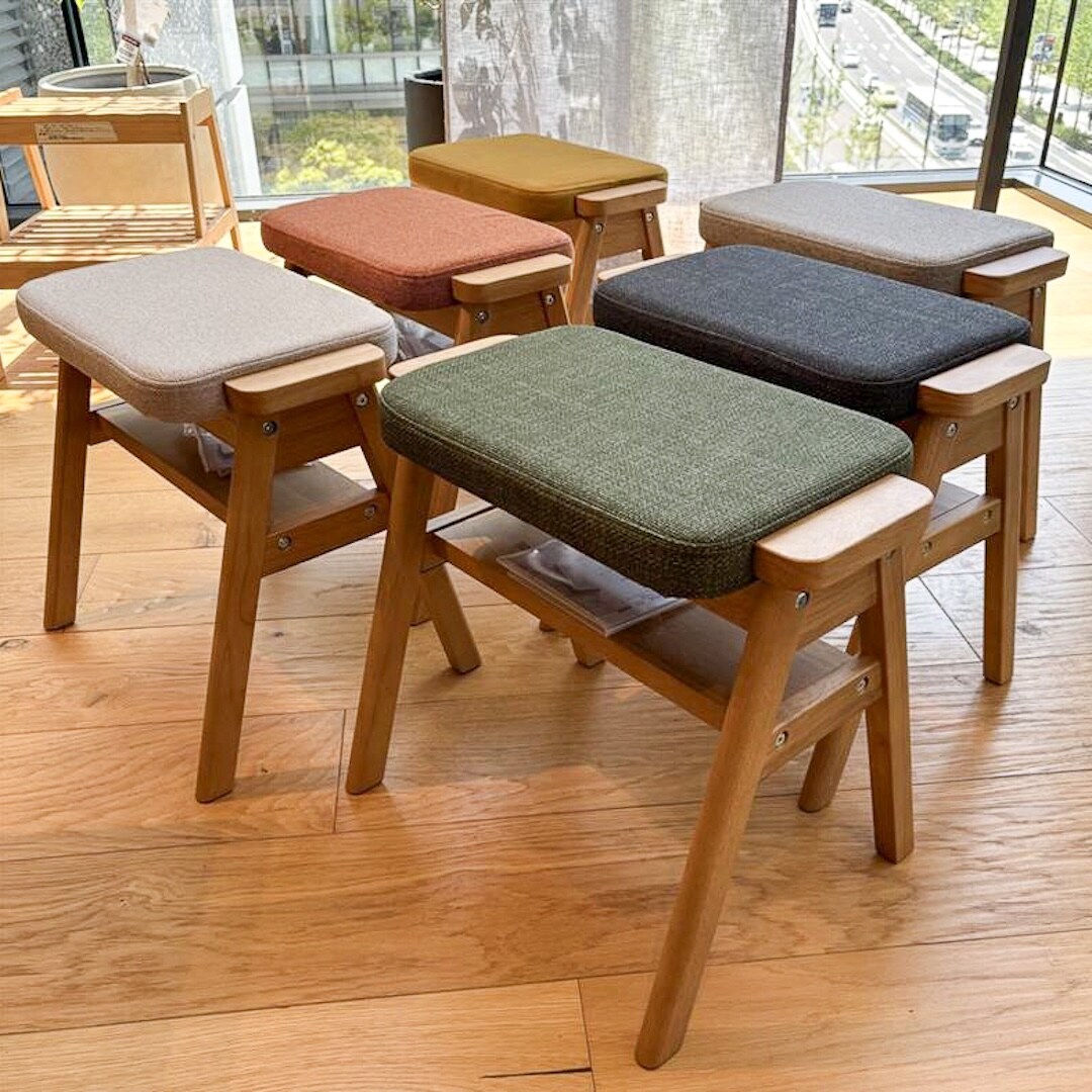 グランフロント大阪】選んで楽しい、6色の木製アームチェア｜ 無印良品